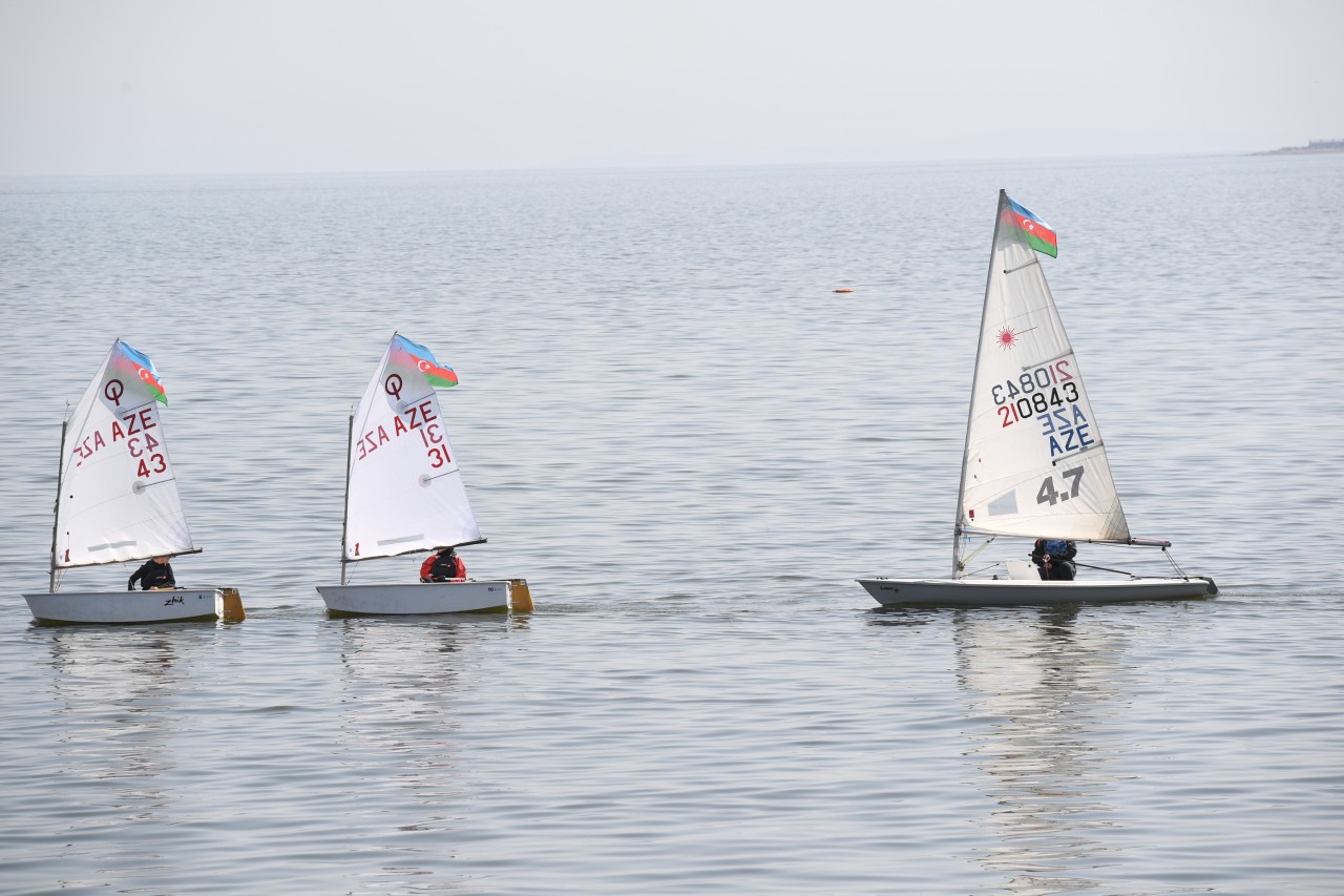 Paytaxtda Xəzərin suları avarçəkmə və yelkənli qayıqlarla bəzəndi - FOTOLAR